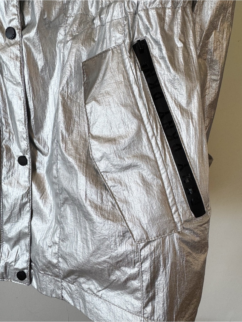 DKNY Silver Metallic Hooded Anorak Lightweight Windbreaker Rain Jacket XS - Picture 10 of 12
